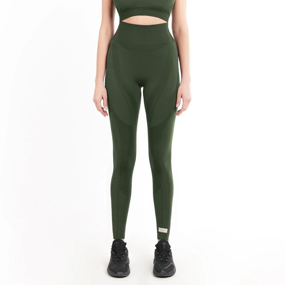 The Giving Moment Tonal Leggings - Picture 2 of 3